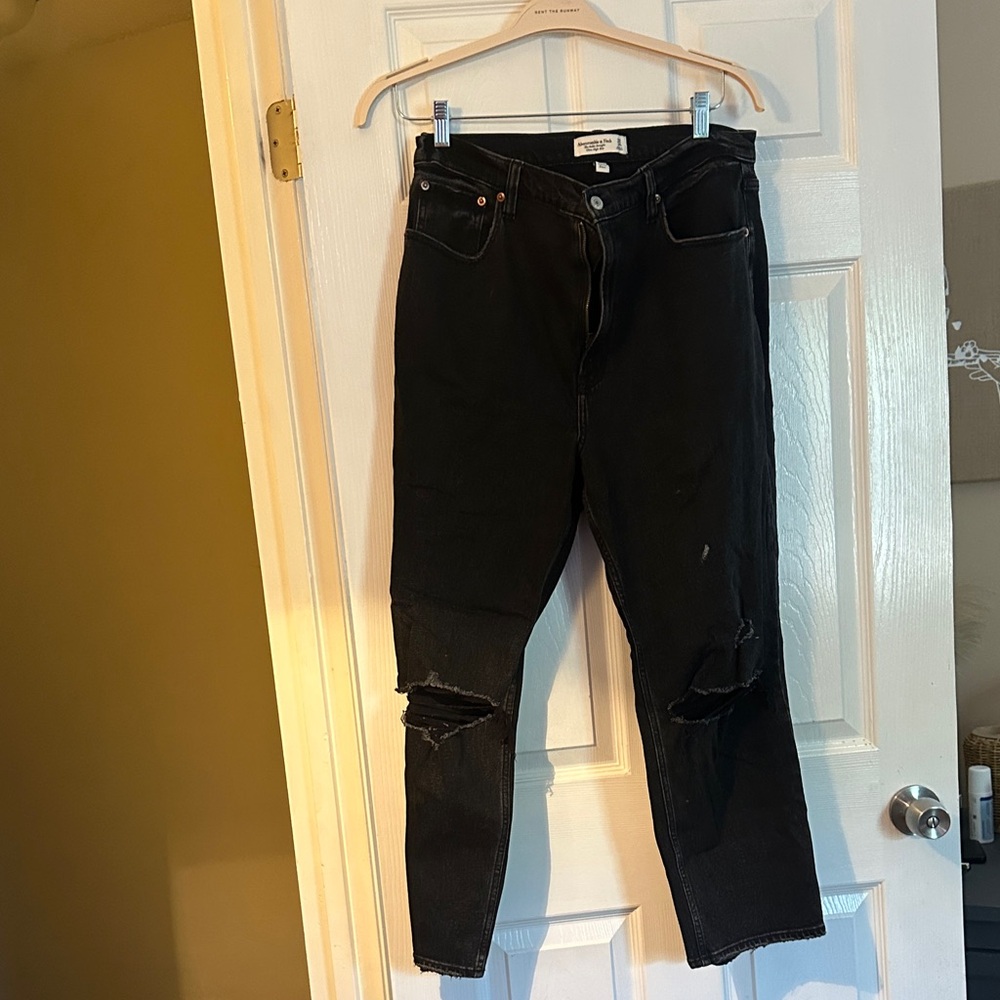 Black Distressed women’s jeans